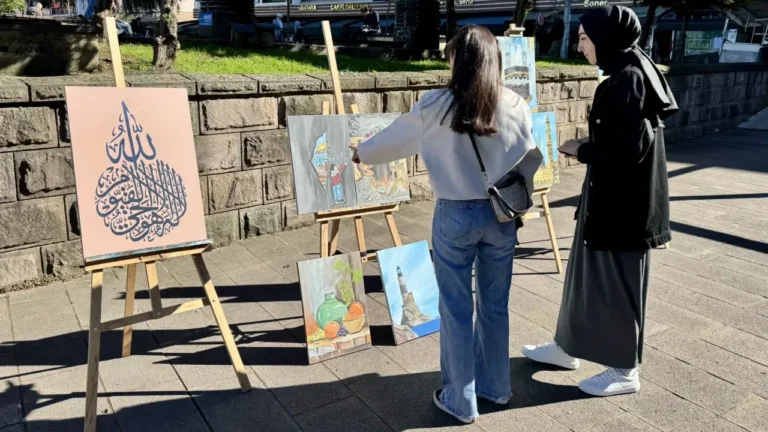 Giresun’da Üniversite Öğrencilerinden Cami Avlusunda Resim Sergisi