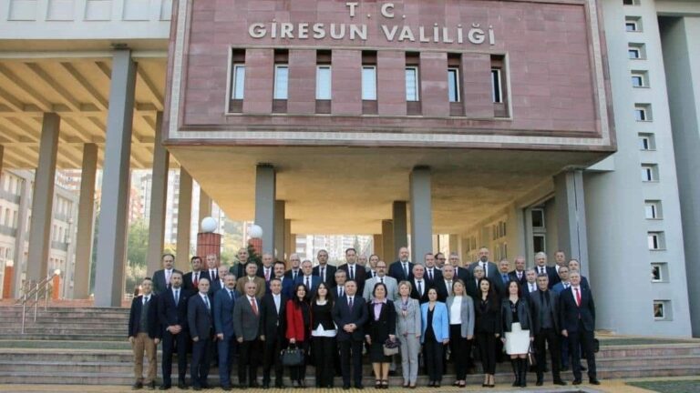 Giresun’da Öğretmenler Günü Ziyareti: Müdür Tokgöz’e Çiçek Takdimi