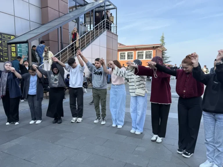 Rize’de Üniversite Öğrencileri Vize Öncesi Tulumla Stres Attı