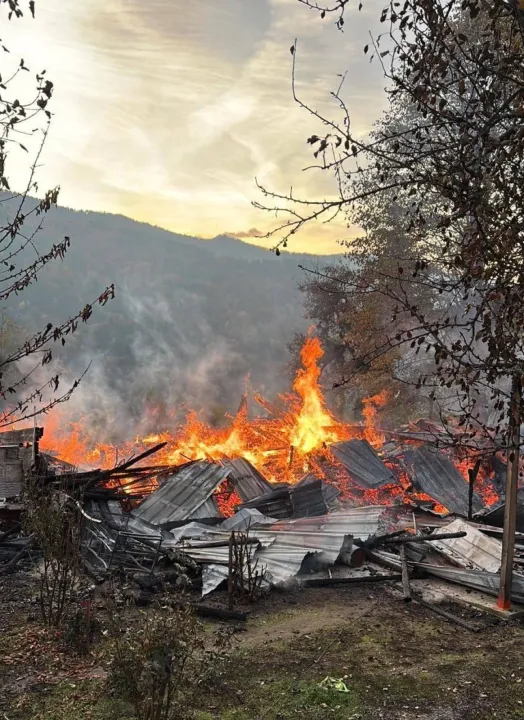 Yenice’de Ahşap Ev Yangını: 5 Kişi Dumandan Etkilendi