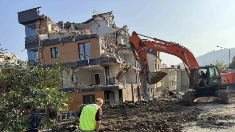 Güzelyalı’da Zemin Kayması: Çatlak Bina Kontrollü Yıkılıyor