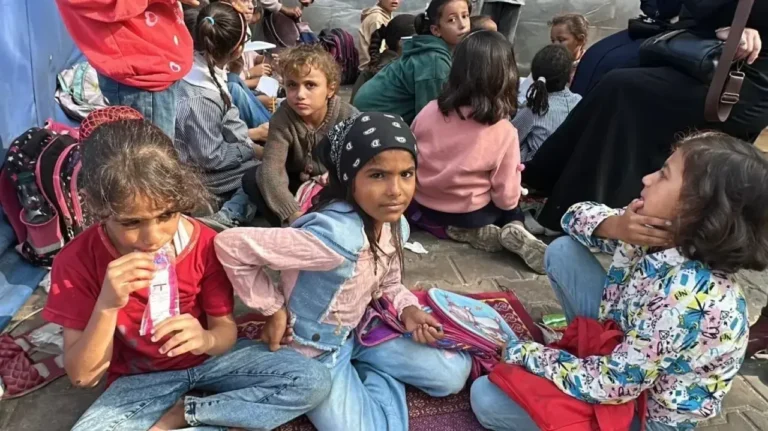 Gazze’de Yıkıma Rağmen Çocuklar Okullarda Ders Başı Yaptı