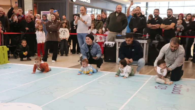 Alışveriş Merkezinde Bebek Emekleme Yarışması Heyecanı