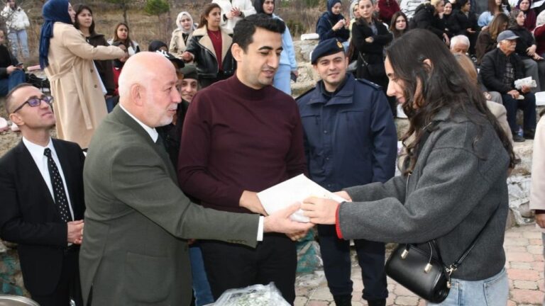 Şebinkarahisar’da Öğrencilere Protokolden Hamsi Ziyafeti