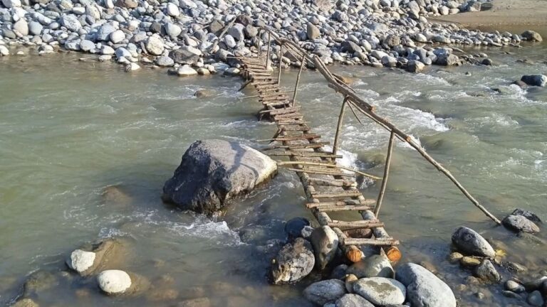 Görele’de Vatandaş Köprü İnşa Etti: Altyapı Sorunu Gündemde