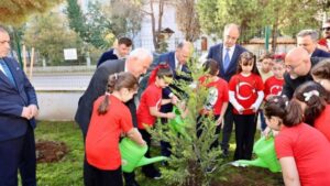 Vali Serdengeçti Öğrencilerle Fidan Dikti: Yeşil Giresun İçin Adım