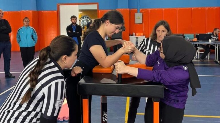 Okul Sporları Bilek Güreşi İl Birinciliği: Gençler Kıyasıya Yarıştı