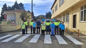 Giresun Zabıta Köy Okullarına Yaya Geçidi Çizdi: Öğrenci Güvenliği Öncelik