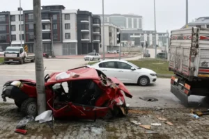 Vezirköprü’de Kamyon Otomobile Çarptı: 4 Yaralı