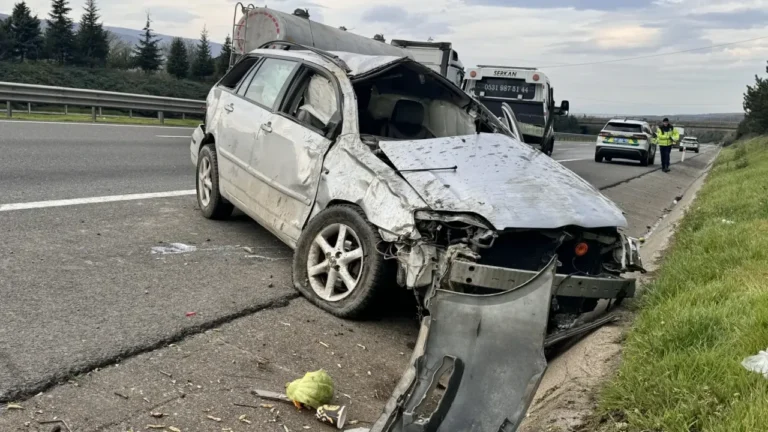 Düzce Otoyolunda Kaza: Otomobil Su Kanalına Çarptı, 2 Yaralı