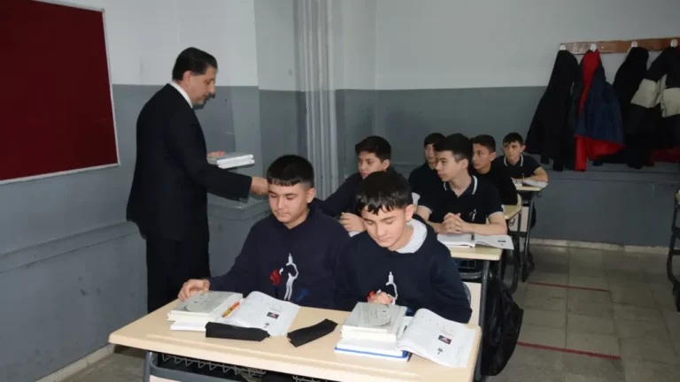 Espiye’de Lise Öğrencilerine Kur’an-ı Kerim Hediyesi