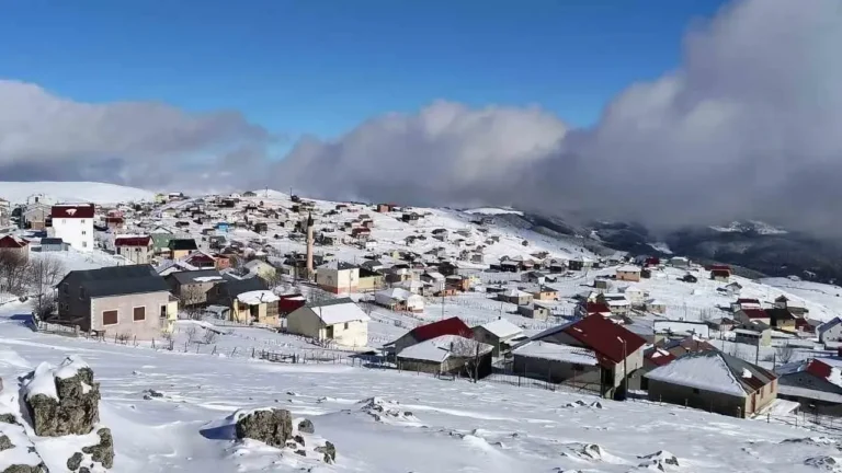 Giresun’da Yoğun Kar Yağışı Yüksekleri Beyaza Bürürken Sahilde Yağmur