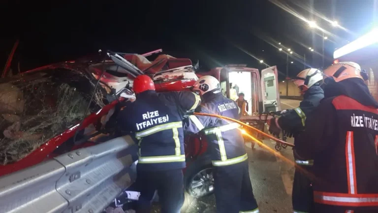 Tünel çıkışında bariyerlere saplanan otomobilin sürücüsü öldü