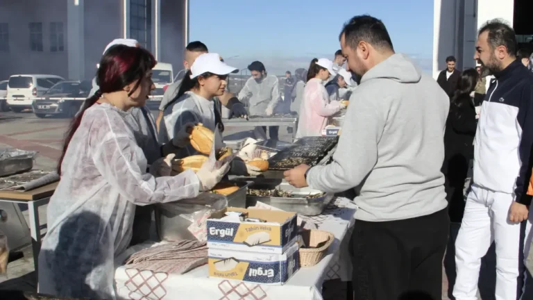 Geleneksel balık şenliğinde 1 ton hamsi tüketildi