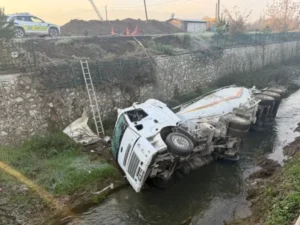 Çimento yüklü silobas dereye devrildi