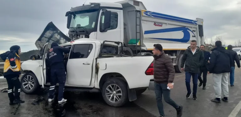 Kamyon ile kamyonet çarpıştı: 1 ölü, 1 yaralı