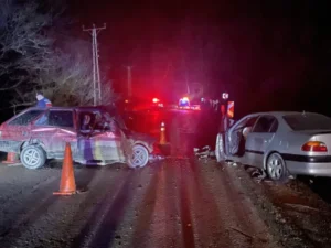 İki otomobilin çarpıştığı kazada 1 kişi öldü 5 kişi yaralandı