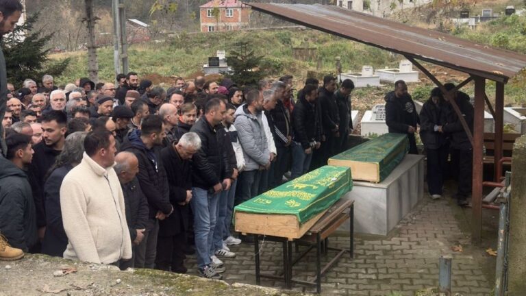 Giresun’da trafik kazasında ölen abla ve kardeşi defnedildi