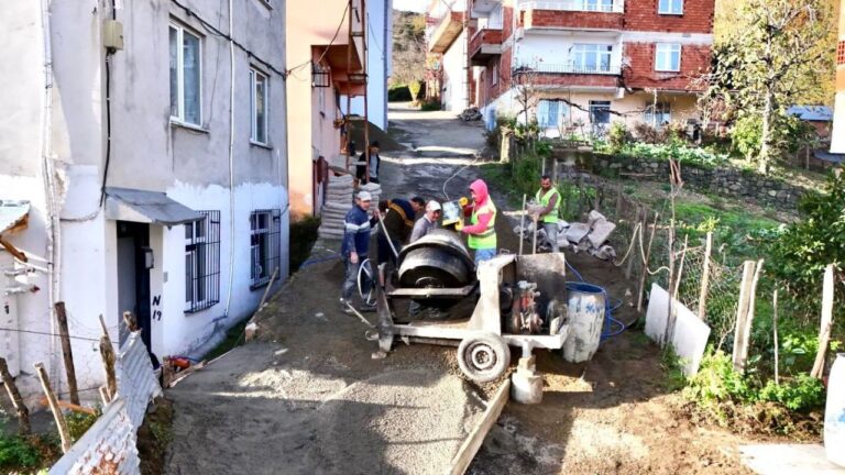Giresun’un kırsal mahallelerinde beton yol çalışması