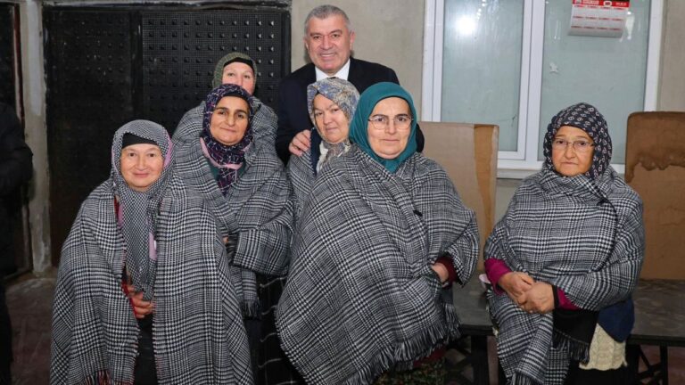 Giresun’un Bulancak ilçesinde pazarcı kadınlara yılbaşı hediyesi