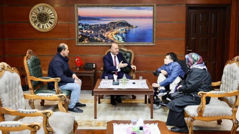 Giresun Valisi Mehmet Fatih Serdengeçti Özel Gereksinimli Murat Han’ı Sevindirdi