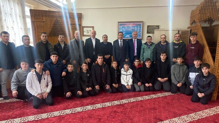 Espiye’de Öğrencilere Regaib Kandili Hediyesi