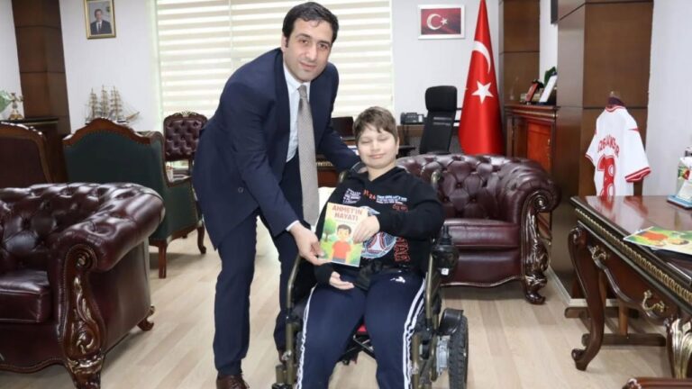 Giresun’da Kaymakam Tuncer’den genç yazara anlamlı destek