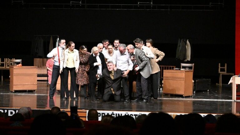 Giresun Şehir Tiyatrosu Kırşehir’de Ayakta Alkışlandı