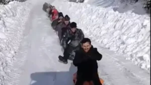 Giresun’un Paşakonağı yaylasında şambrelli kar treni