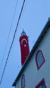 Bayrak saldırısına minareli tepki
