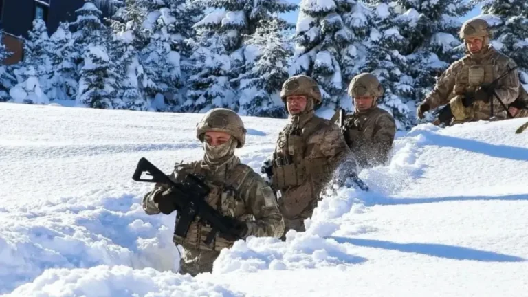 Yoğun kar içinde jandarmadan tatbikat