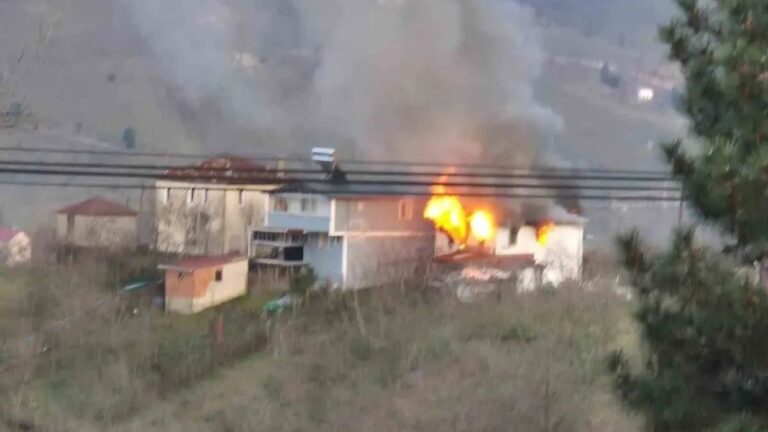 Giresun’da Yangın! 2 Katlı Ev Alev Alev Yandı