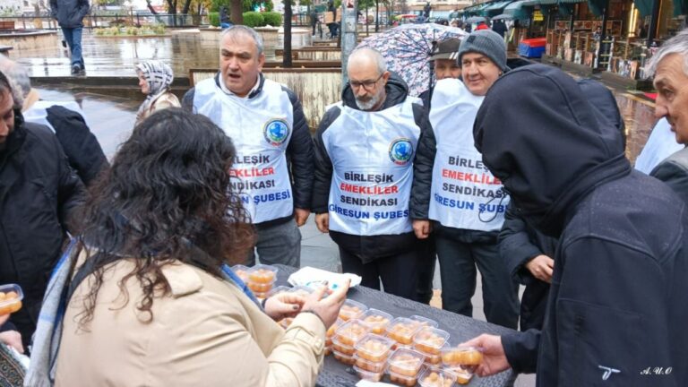 Emekliler İçin Lokma Dağıttılar