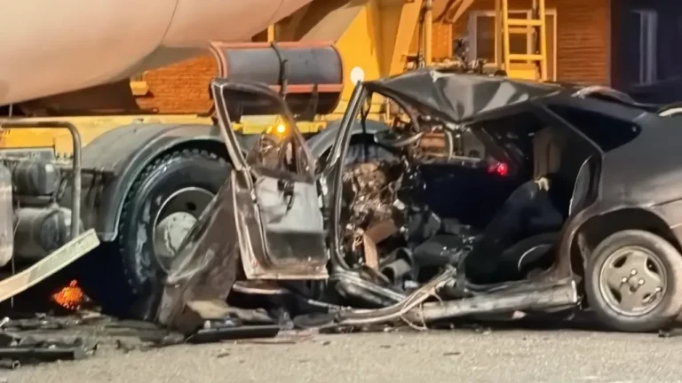 Beton mikseriyle çarpışan otomobil hurdaya döndü