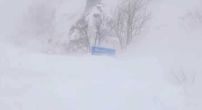 Eğribel Geçidi’nde kar ve tipi ulaşımı aksattı