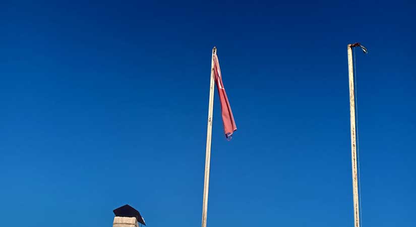 Hizmet dışı sağlık evi önünde bayrak perişan