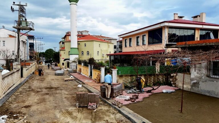 Piraziz’in Maden Mahallesi’nde renkli parke ve aydınlatma çalışmaları devam ediyor!