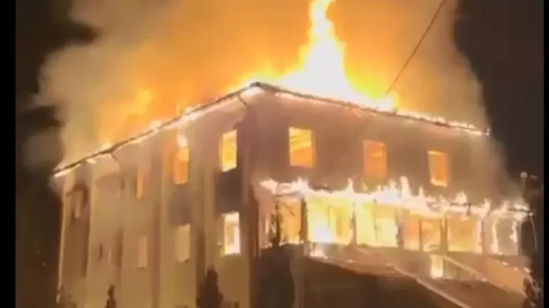 Yangın çıkan köy camisi alev alev yandı