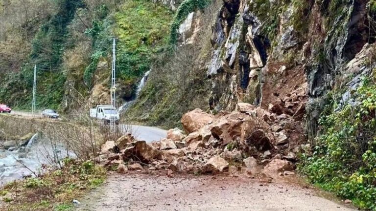 Giresun’da Heyelan Sonucu Ulaşıma Kapanan Yol Açıldı