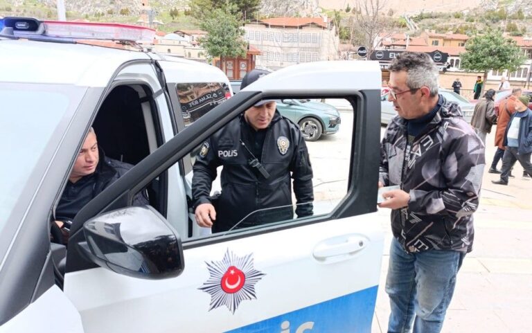 ATM’de bulduğu parayı polise teslim etti