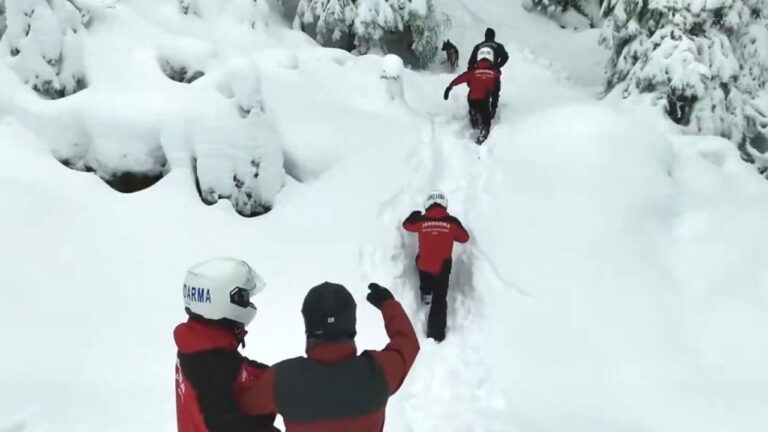 Jandarmadan karla kaplı ormanda nefes kesen tatbikat