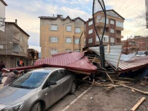 Fırtına evlerin çatısını uçurdu ağaçları devirdi