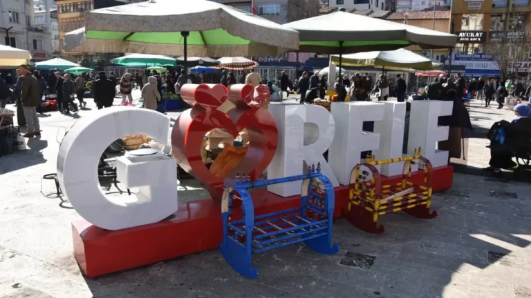 Görele’de Kurulan Salı Pazarı Asırlık Geleneği Yaşatıyor