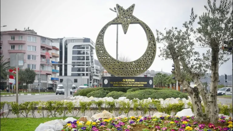 Giresun’da ‘Ay yıldızlı anıt’a milli ve manevi dokunuş