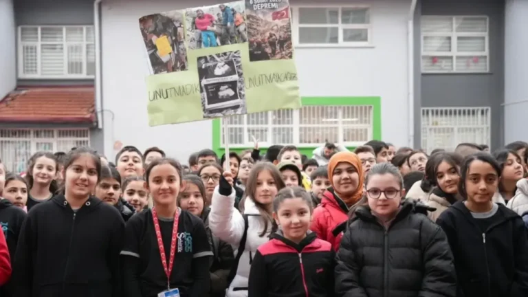 Deprem şehitlerine öğrencilerden saygı