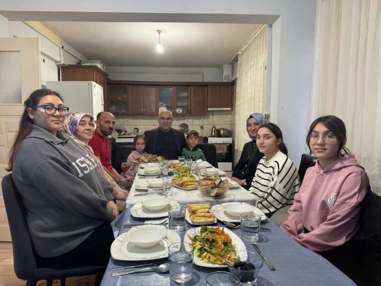 Giresun Valisi Koç ekmek ustası Kara’nın sofrasına konuk oldu