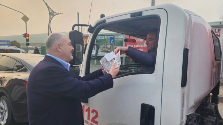 AK Parti Giresun Teşkilatı, Eve Yetişemeyen Trafikteki Vatandaşlara İftarlık Dağıttı