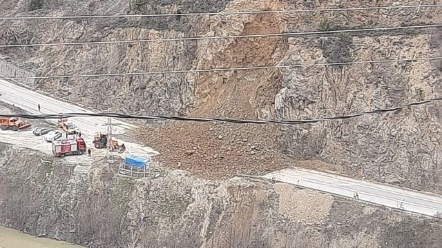 Gümüşhane-Giresun Karayolunda Heyelan Sonrası Kapanan Yol Açıldı