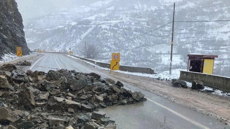 Gümüşhane-Giresun Karayolunda Heyelan!
