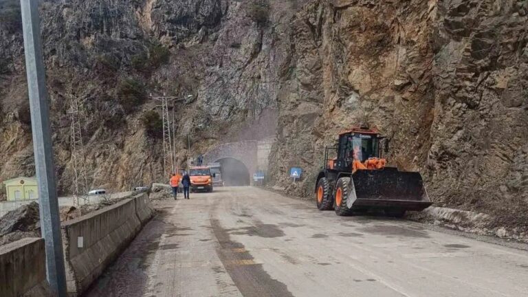 Heyelan Sonrası Kapanan Gümüşhane-Giresun Yolu Yeniden Ulaşıma Açıldı